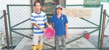  ??  ?? Henry (left) has been forced to close the public toilet because there is no water.