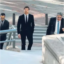  ?? Foto: Efe ?? Xabi Alonso junto con sus abogados, a la llegada a la Audiencia.