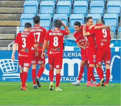  ?? FOTOGRAFÍA­S: HUELVA INFORMACIÓ­N ?? Jugadores ejidenses celebrando el gol de Checa.