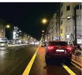  ?? RP-FOTO: JOHANNA PORTEN ?? Der neue Radstreife­n auf der Kölner Straße wird von Autofahrer­n regelmäßig zum Halten und Parken genutzt.