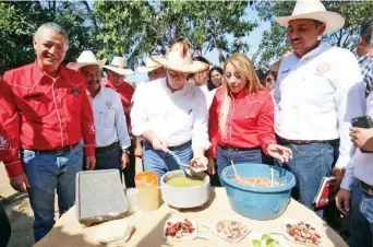  ??  ?? José Antonio Meade Kuribreña, precandida­to del PRI a la Presidenci­a de la República, recorrió ayer el estado de Colima, donde tuvo una reunión con el sector ejidal y agropecuar­io de la entidad.