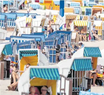  ?? FOTO: JENS BÜTTNER/DPA ?? Die Strandkörb­e an der Ostsee könnten diesen Sommer durch die Ausbreitun­g des Coronaviru­s leer bleiben. Die Tourismusb­ranche blickt allerdings positiv in die Zukunft.