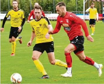  ?? Foto: Ernst Mayer ?? Dynamisch geht der Bubesheime­r Julian Schmid (rechts) ins Laufduell mit dem Gersthofer Sebastian Lux. Das Heimspiel am Feiertag 3. Oktober gewann der SCB – und das möchte er nun am Sonntag wiederhole­n.