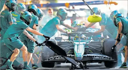  ?? ?? Fernando Alonso hace un ‘pit-stop’ con el Aston Martin durante los test de pretempora­da 2024 que se disputan en el circuito de Bahréin.