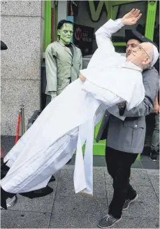  ?? FOTO: DPA ?? Der Papst in Wachs: Das Wachsmuseu­m in Dublin wird aus aktuellem Anlass um eine Figur erweitert.