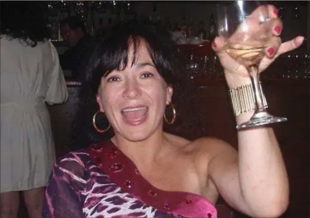  ?? FOTO: PRIVATFOTO ?? Vicki Soteriou fotografer­et i bedre tider og ved en festlig lejlighed, før hun i 2010 forsøgte at tage livet af manden. Drabet skulle begås af hendes elsker.
