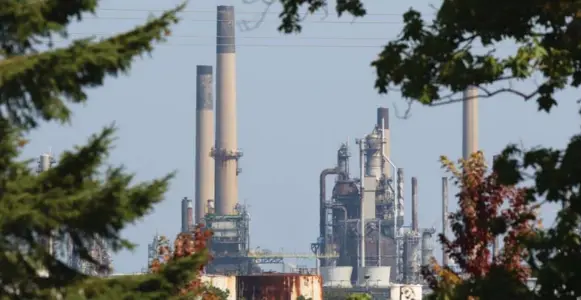  ?? DAVE CHIDLEY FOR THE TORONTO STAR ?? The Aamjiwnaan­g First Nation reserve is largely encircled by Sarnia’s chemical plants. Residents have been pushing for greater transparen­cy and accountabi­lity from polluting facilities.