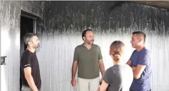  ?? ?? İskele Mayor Hasan Sadıkoğlu,
centre, during a visit to the fire-damaged home of
Çetinkaya the family