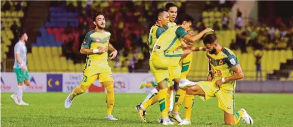  ?? [ FOTO RASUL AZLI SAMAD / BH ] ?? Baddrol meraikan jaringan bersama pasukannya pada aksi Liga Super ketika menentang Melaka United di Stadium Hang Jebat, malam tadi.