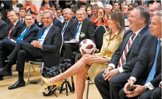  ?? PABLO MARTINEZ/AP ?? Melania, con el balón que le lanzó su marido desde la tarima en la conferenci­a de prensa de los mandatario­s tras la cumbre en Finlandia.