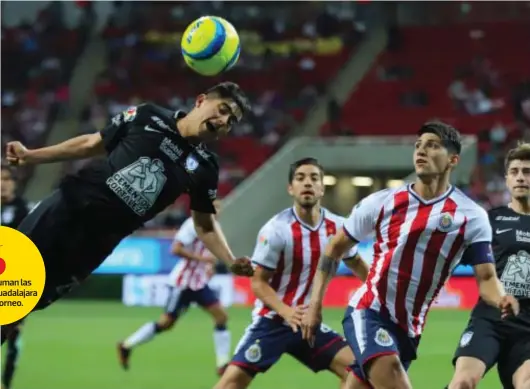  ?? AFP ?? Las Chivas y los Tuzos del Pachuca dieron un gran partido y firmaron el empate a un tanto que a los del Guadalajar­a les viene bien./