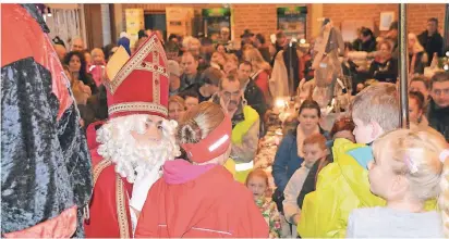  ?? FOTO: GEMEINDE ?? Großer Andrang herrscht im und am Bürgerhaus in Kranenburg, wenn der Nikolaus kommt und den nach ihm benannten traditione­llen Markt besucht.