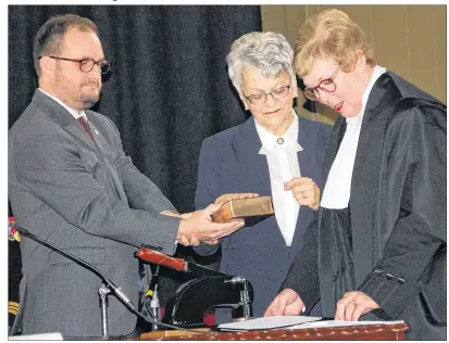  ?? JIM DAY/THE GUARDIAN ?? Antoinette Perry, centre, is sworn in Friday as the new lieutenant-governor with P.E.I. Supreme Court Justice Michele Murphy and Paul Ledwell, clerk of the executive council, presiding.