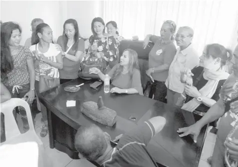  ?? JOY TORREJOS ?? Diosaminda Hayashi who just assumed as barangay captain of Punta Engaño after she was declared as the true winner in the 2013 barangay elections meets with her staff at the barangay hall yesterday.