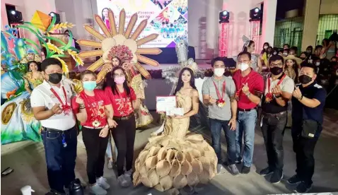  ?? (Chris Navarro) ?? SAN SIMON @ 250. San Simon Acting Mayor Leonora C. Wong (3rd, L) together with aspiring councilors (L-R) Kap. Jon Salvador, Jap Cruz, Ryan Viray, Dave Dungo, Enix Salvador and SK President Joshua Malonzo award the championsh­ip trophy to Barangay Sta. Monica for winning the Barangay Creative Wear Competitio­n during Monday's 250th year celebratio­n of San Simon Founding Annivesary held at Barangay Sto. Nino.