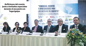  ??  ?? Anfitrione­s del evento junto a invitados especiales durante el encuentro en Tegucigalp­a.