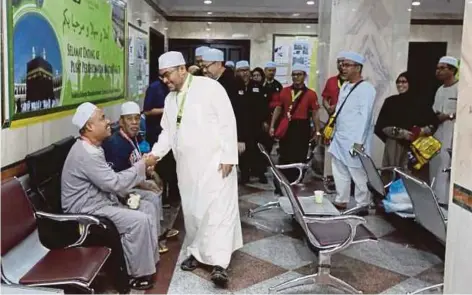  ??  ?? Minister in the Prime Minister’s Department in charge of religious affairs, Datuk Dr Mujahid Yusof Rawa (third from left), at Tabung Haji’s (TH) customer service centre in Makkah yesterday. With him is TH Malaysian 1439H haj delegation head Datuk Seri Syed Saleh Syed Abdul Rahman (fourth from left).