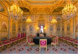  ??  ?? La salle de Conseil du château, décorée du mobilier mis en place sous Napoléon Ier, est l’ancien cabinet du roi, décoré entre 1543 et 1545 de peintures réalisées sur des dessins de Primatice.