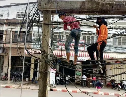  ?? Foto: Michael Lenz ?? Das sind keine übermütige­n Halbwüchsi­gen. Vielmehr werden in Thailand so Reparatur- und Wartungsar­beiten an Kabeln ausgeführt.