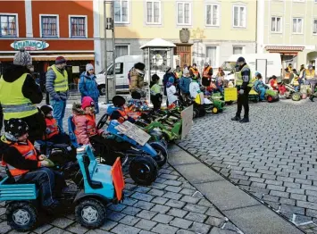  ?? Foto: Thorsten Bringezu ?? Rund 250 Kinder und ihre erwachsene­n Begleiter, insgesamt rund 500 Personen, haben am Freitag auf dem Mindelheim­er Marienplat­z demonstrie­rt.