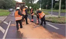  ?? RP-FOTO: DIRK NEUBAUER ?? Mit der riesigen Treibstoff­spur an der Bergischen Allee hatte die Feuerwehr gestern alle Hände voll zu tun.