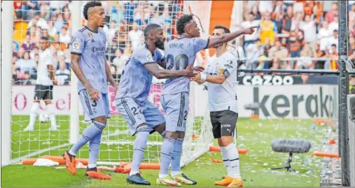  ?? ?? Militao, Rudiger, Vinicius y Gayà, en el instante en el que el brasileño señaló a un aficionado que le hizo gestos xenófobos en Mestalla.