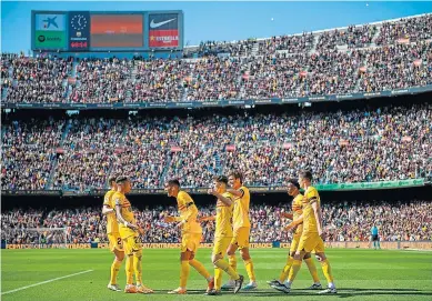  ?? EP ?? Los jugadores del Barcelona celebran el tanto de Ferran.