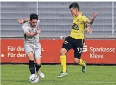  ?? RP-FOTO: KLAUS-DIETER STADE ?? Die SV Hönnepel-Niedermörm­ter – hier Luca Plum (rechts) – lieferte einen überzeugen­den Auftritt ab.