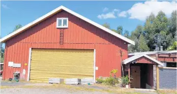  ?? Photo / Rebecca Mauger ?? Katikati Coffin Club’s current shed on Wharawhara Rd.