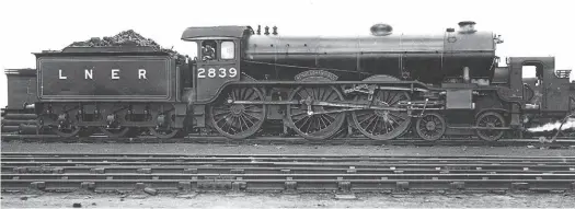  ?? B17 STEAM LOCOMOTIVE TRUST ?? A fine view of LNER B17 4-6-0 No. 2839 Rendelsham Hall, showing its 6ft 8in driving wheels – the next components to be made for new-build example No. 61673 Spirit of Sandringha­m.