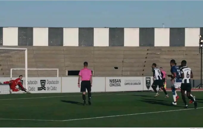  ?? ANDRÉS CARRASCO ?? Pito Camacho bate a Ángel Galván desde el punto de penalti.