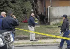  ?? GREGG SLABODA - THE TRENTONIAN ?? Police investigat­e a shooting on Laurel Avenue Wednesday afternoon.