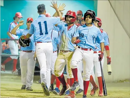  ?? MIGUEL CANALES / EXPRESO ?? Celebració­n. Los peloteros del equipo de la Universida­d de Guayaquil celebraron el triunfo (12-5) ante los de la Católica. Empezaron con el pie derecho el campeonato.