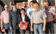  ?? Foto: Michael Steinbock ?? Franz Lieb, Michael Steinbock, Pauline Baur, Manfred Baur, Caroline Leinauer, Bür germeister Robert Wippel und Matthias Becker haben den Defibrilla­tor nach Kon radshofen geholt.