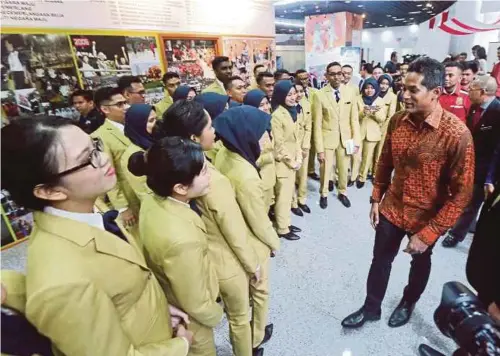  ?? PIC BY MOHD FADLI HAMZAH ?? Youth and Sports Minister Khairy Jamaluddin sharing a light moment with participan­ts at the launch of the Ship for Southeast Asian and Japanese Youth Programme 2017 in Putrajaya yesterday.