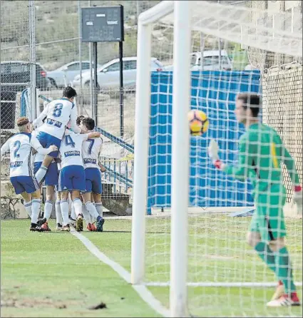  ?? FOTO: TINO GIL / REAL ZARAGOZA ?? Baselga marcó el único tanto del partido Ante un Barcelona que tuvo en el portero Iñaki su mejor futbolista