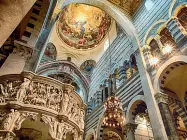  ??  ?? Da sapere Sopra un’immagine dal basso della Cupola del Duomo. A sinistra la vetrata del Battistero con Giovanni Paolo II