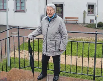  ?? SZ-FOTO: BEISSNER ?? Erika Menger steht 30 Jahre nach dem Fall der Mauer am Ehinger Franziskan­erkloster. Dort hat sie vor 30 Jahren als DDR-Übersiedle­rin ein Zimmer bekommen.