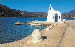  ?? BILD: SN/ROBERT QUITTA ?? Malerische Kirche am Vouliagmen­i-See.