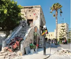  ?? Foto: Michael Probst, dpa ?? Am nächsten Tag finden sich vielerorts Trümmer in den Straßen (hier eine Moschee, die beschädigt wurde).