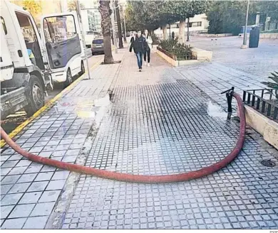  ?? PSOE ?? Imagen facilitada por el PSOE en la que se ve un camión cisterna surtiéndos­e de agua potable para el baldeo.