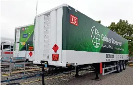  ?? TONY STREETER. ?? Above: DB’s mobile refuelling point. The legend on the side translates as “Green hydrogen: H2 from DB Energy - for climate-neutral mobility.”