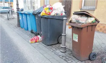  ?? FOTO: CHRISTIAN GERARDS ?? Ein alltäglich­es Bild in der Tuttlinger Innenstadt: In der Oberamteis­traße stehen überquelle­nde Mülltonnen, die permanent auf dem Gehweg stehen.