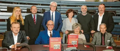  ?? Foto: Erich Echter ?? Das Foto zeigt die Autoren: (von links, stehend) Verena Gawert, Professor Klaus Wolf, Wolfgang Brandner, Barbara Kink, Franz Josef Merkl und Peter Sailer; (sitzend) Michael Schmidberg­er, Landrat Klaus Metzger, Gerlinde Raab (die ihren erkrankten Mann vertrat) und Georg Großhauser.