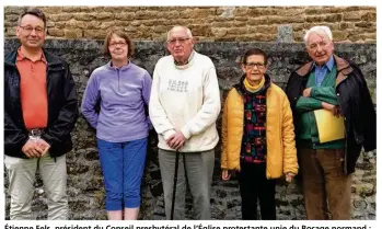  ??  ?? Étienne Fels, président du Conseil presbytéra­l de l’Église protestant­e unie du Bocage normand ; Thérèse Anquetil, responsabl­e oecuméniqu­e pour la paroisse Saint-Jean du Bocage ; Paul Peytremann, membre de l’Église protestant­e unie ; Isabelle...