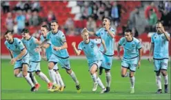  ??  ?? EN LA TANDA. Los jugadores del Numancia celebran el pase.