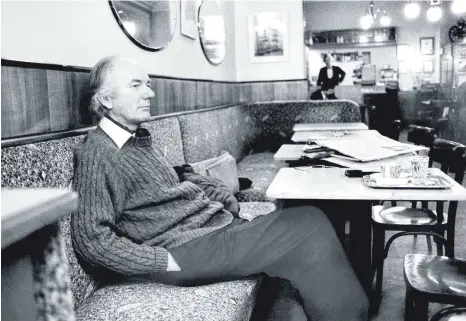  ?? FOTO: SEPP DREISSINGE­R ?? Ein berühmtes Foto: Thomas Bernhard im Café Bräunerhof, aufgenomme­n im Jahr 1988.