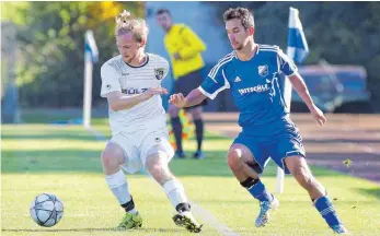  ?? FOTO: THOMAS WARNACK ?? Christian Sameisla (rechts) wird im Sommer 2017 den SV Uttenweile­r verlassen - geht es nach ihm und dem Verein mit dem Klassenerh­alt in der Landesliga.