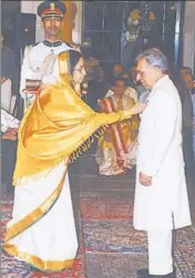  ?? ?? Then President, Pratibha Patil presenting the Padma Vibhushan to Biki in 2008