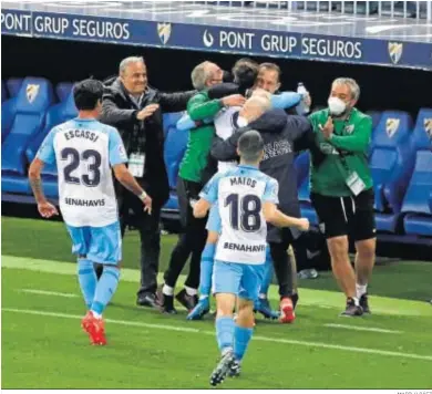  ?? MARILÚ BÁEZ ?? Los jugadores del Málaga celebran con el banquillo el gol de Luis Muñoz.